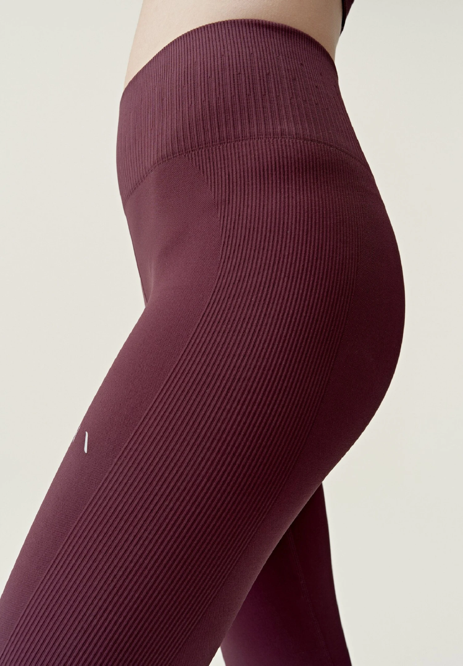 Born Living Yoga Naia - Medias - Dark Cherry 4 Born Living Yoga Naia - Medias - Dark Cherry - Imagen 4