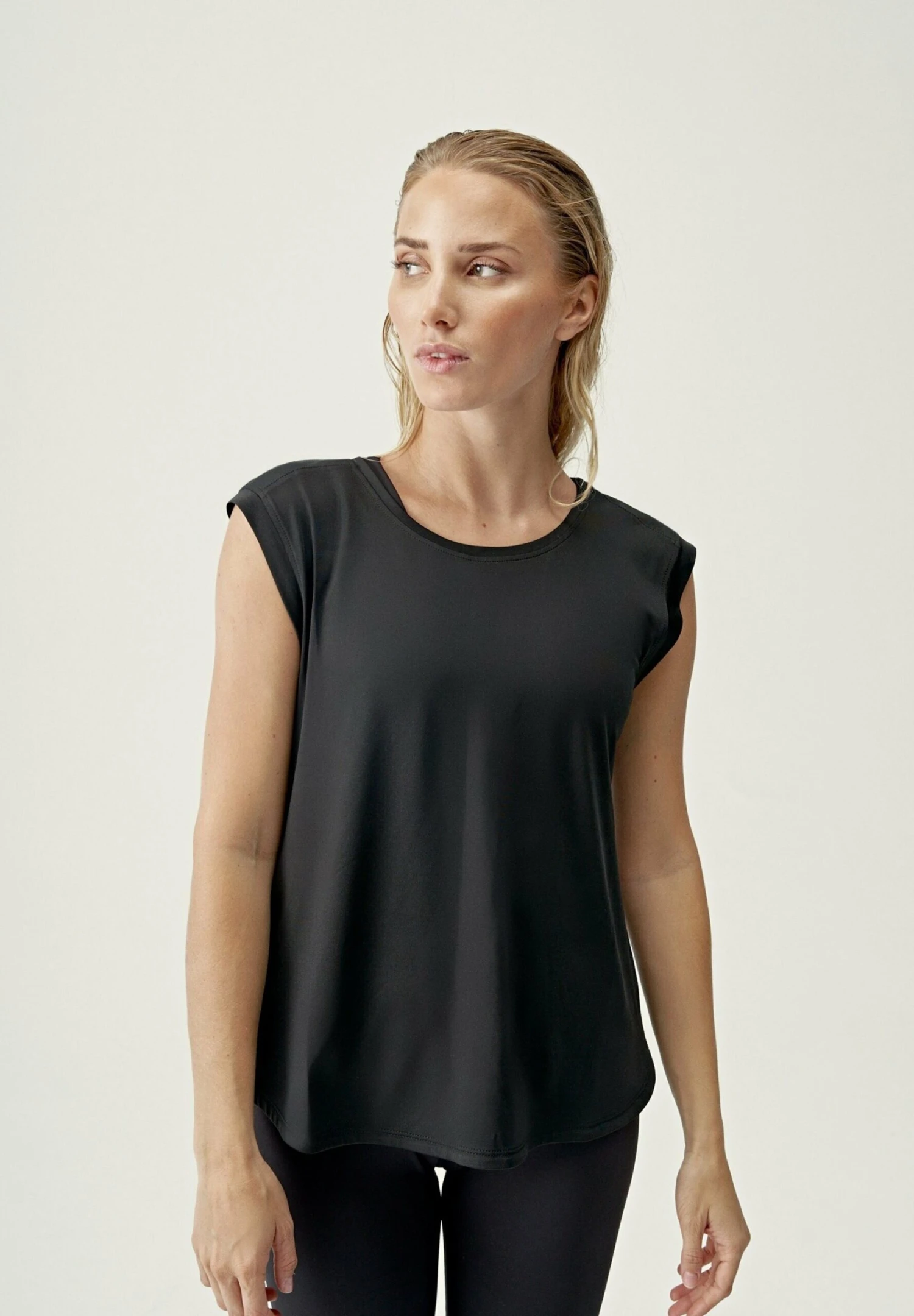 Born Living Yoga Odetta - Camiseta Básica - Black 1 Born Living Yoga Odetta - Camiseta Básica - Black