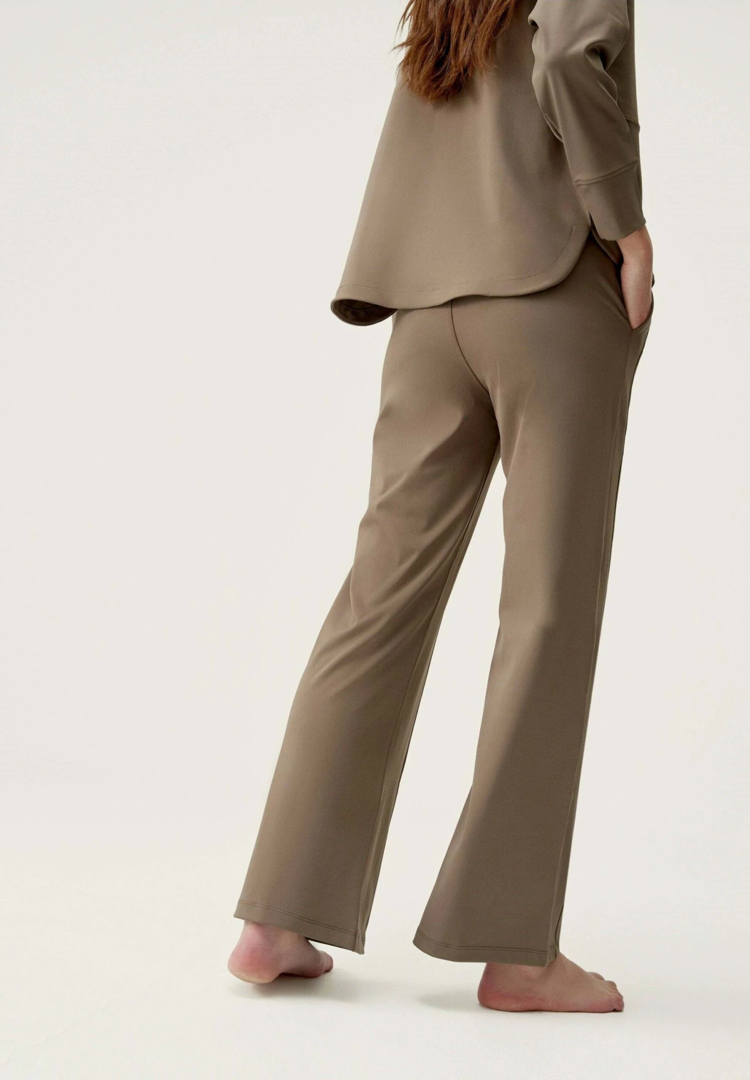 Born Living Yoga Pantalones Deportivos - Marrón Topo 3 Born Living Yoga Pantalones Deportivos - Marrón Topo - Imagen 3