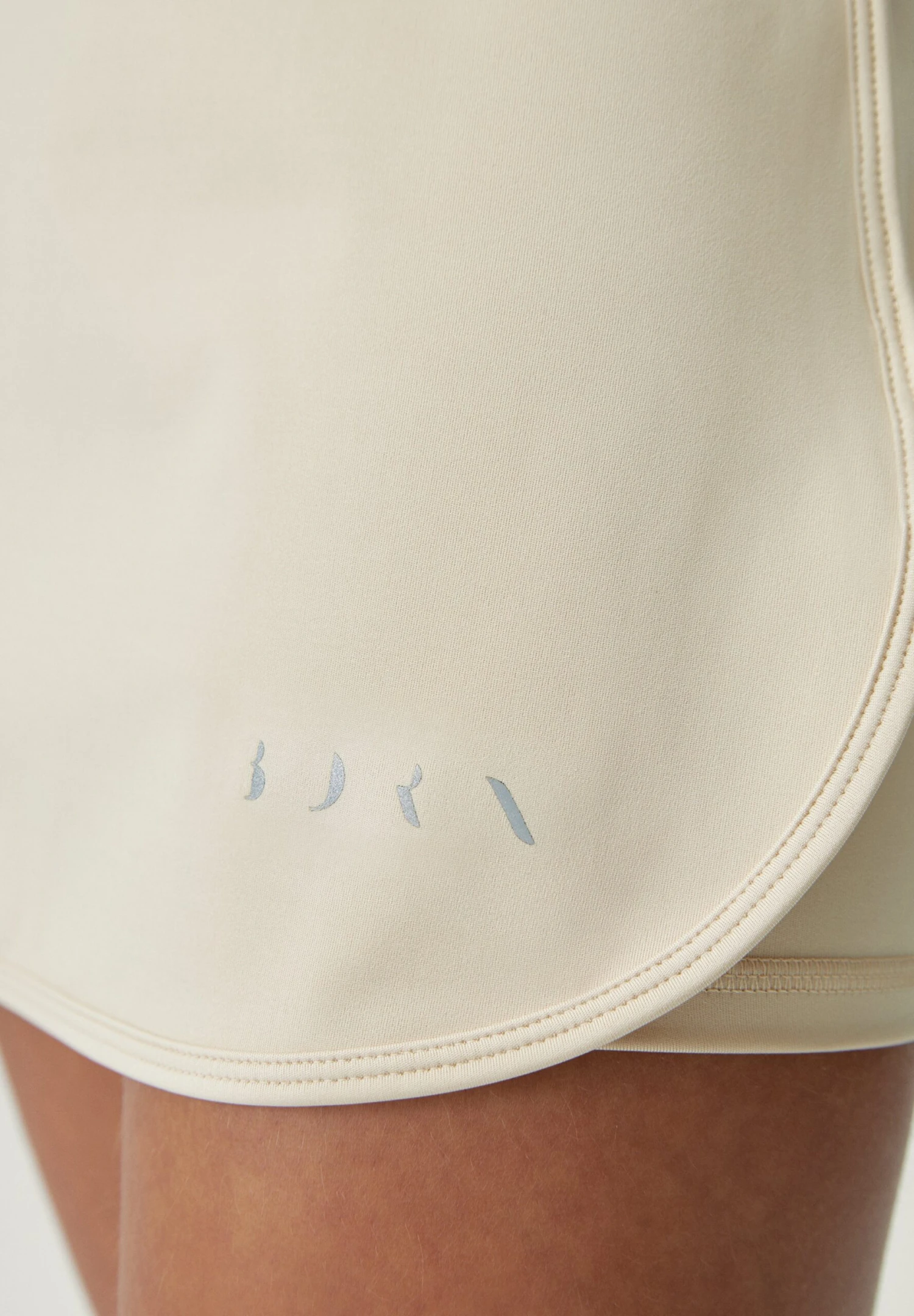 Born Living Yoga Falda De Deporte - Oat Milk 4 Born Living Yoga Falda De Deporte - Oat Milk - Imagen 4