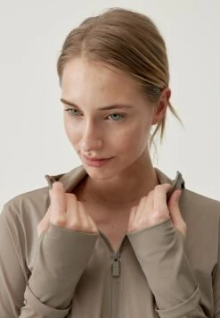 Born Living Yoga Airla - Chaqueta De Entrenamiento - Fossil 10 Born Living Yoga Airla - Chaqueta De Entrenamiento - Fossil -ZALANDO Ventas 7eba0accb79e4c819a196b7ae5844aea