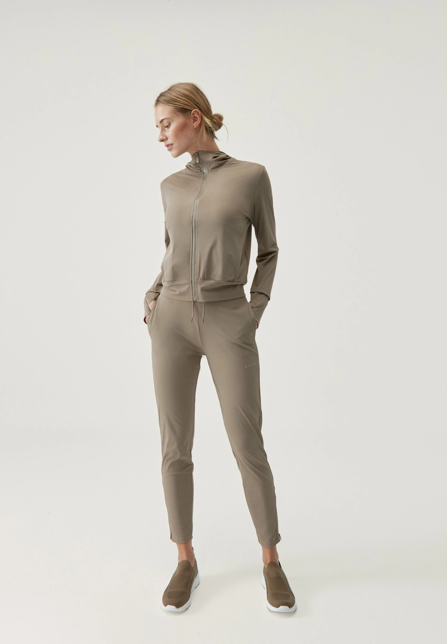 Born Living Yoga Airla - Chaqueta De Entrenamiento - Fossil 2 Born Living Yoga Airla - Chaqueta De Entrenamiento - Fossil - Imagen 2