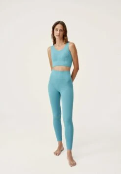 Born Living Yoga Flow - Sujetadores Deportivos Con Sujeción Media - Azul Claro -ZALANDO Ventas a8a5c99a3a944560a8c33f7ad47de3ab
