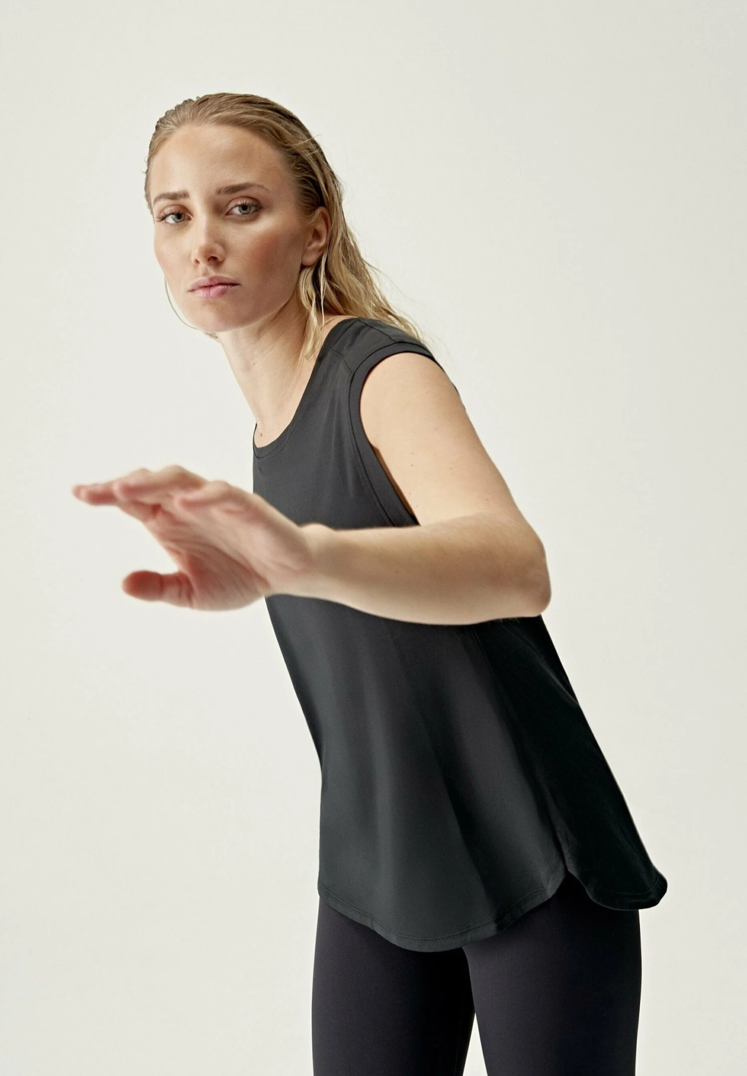 Born Living Yoga Odetta - Camiseta Básica - Black 3 Born Living Yoga Odetta - Camiseta Básica - Black - Imagen 3