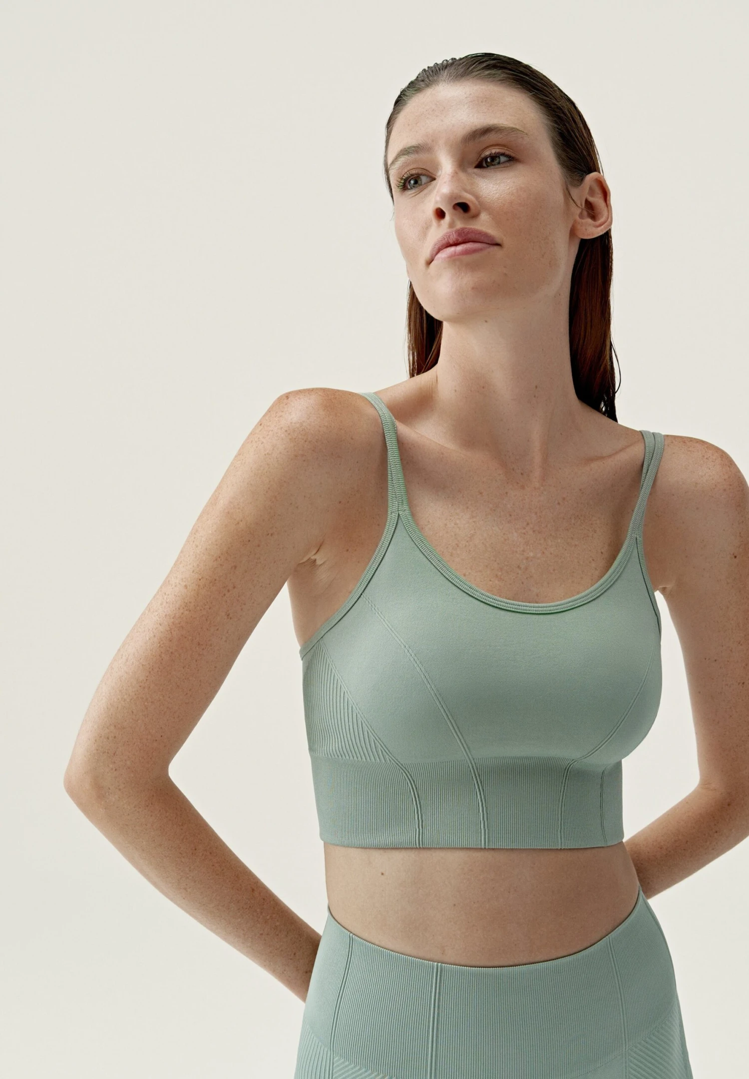 Born Living Yoga Sujetadores Deportivos Con Sujeción Ligera - Verde 1 Born Living Yoga Sujetadores Deportivos Con Sujeción Ligera - Verde