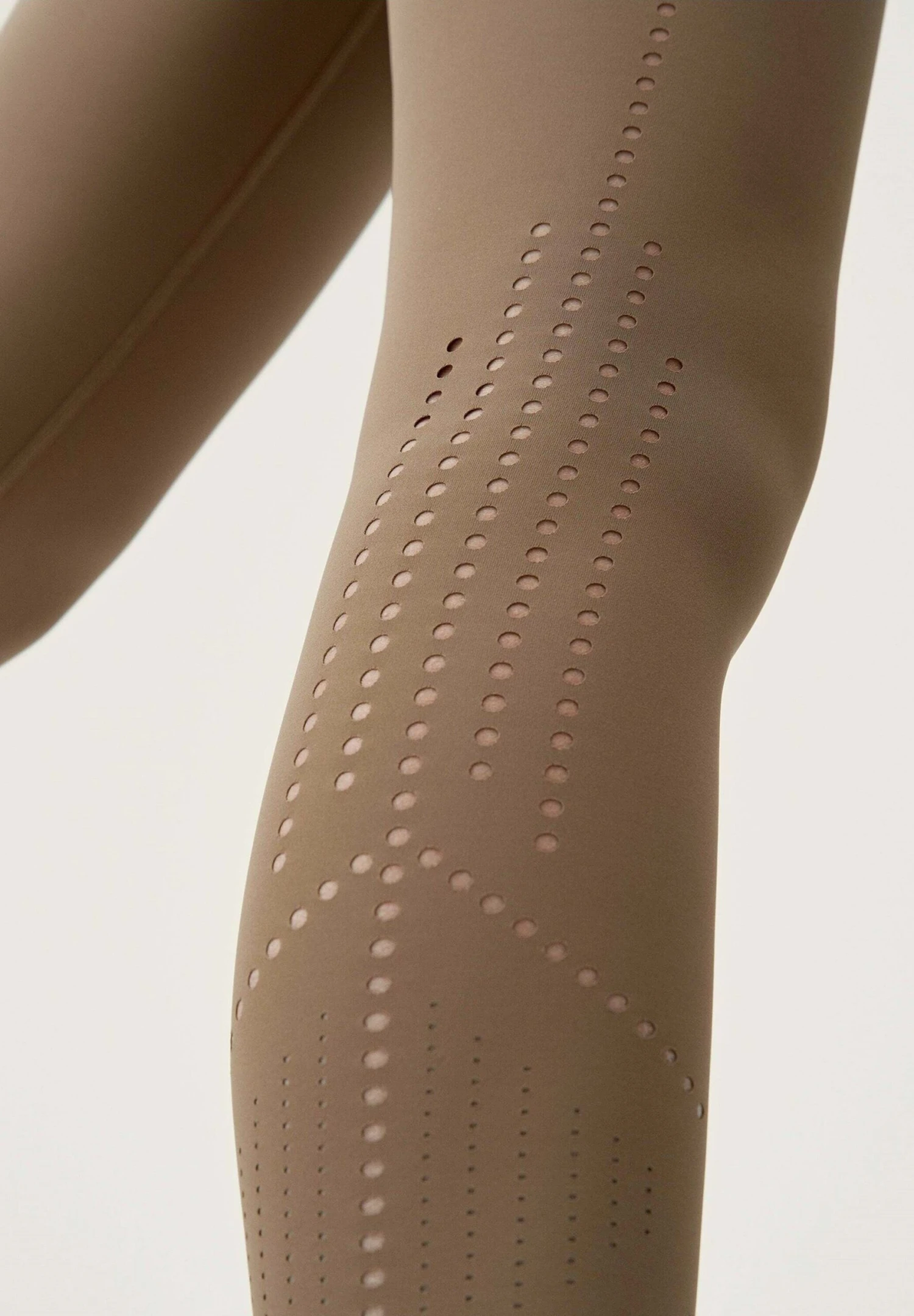 Born Living Yoga Saril - Medias - Marrón Topo 4 Born Living Yoga Saril - Medias - Marrón Topo - Imagen 4