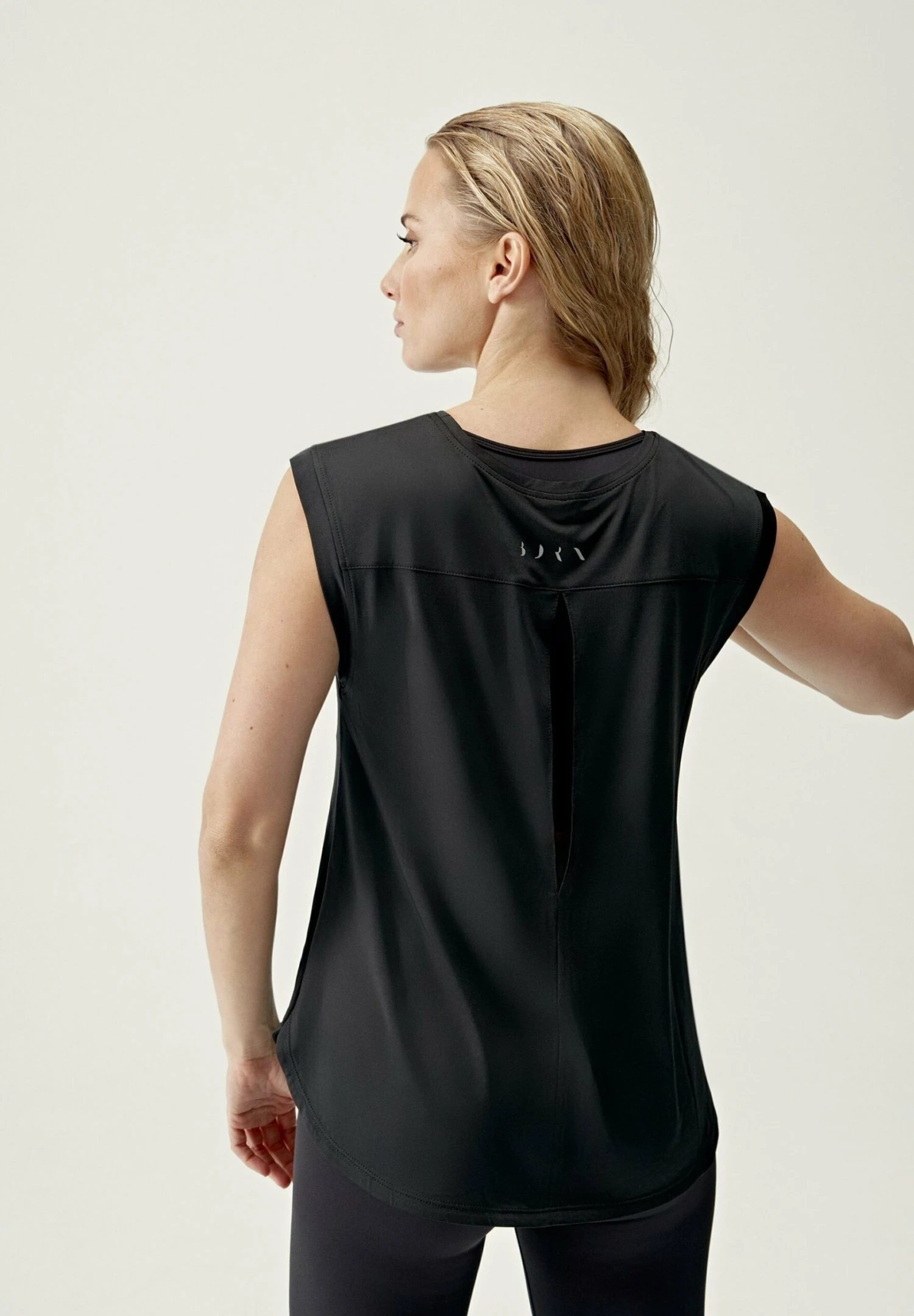 Born Living Yoga Odetta - Camiseta Básica - Black 2 Born Living Yoga Odetta - Camiseta Básica - Black - Imagen 2